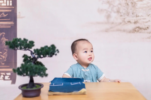 莱阳怀孕肚子中间凹两边凸